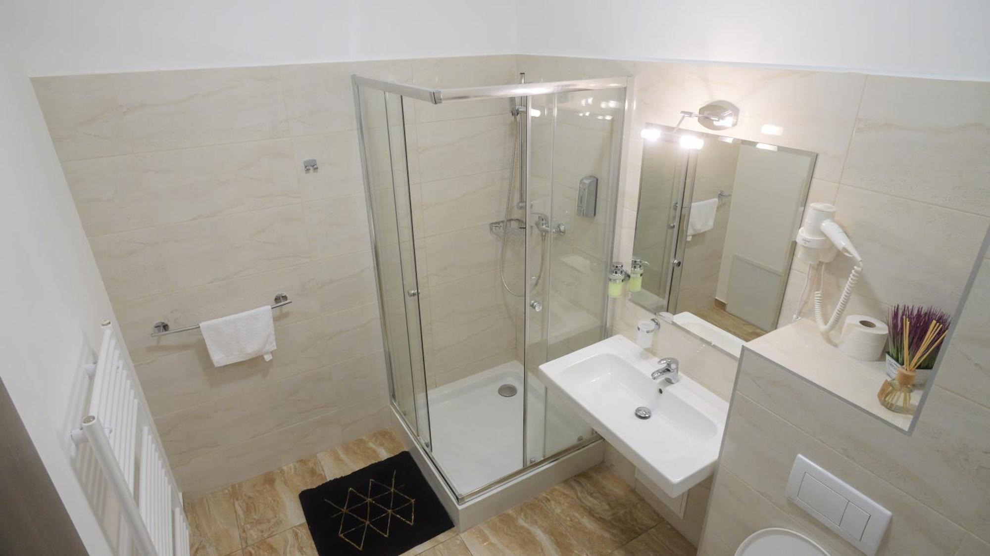 Premium City Centre Bedrooms Prešov Exteriör bild